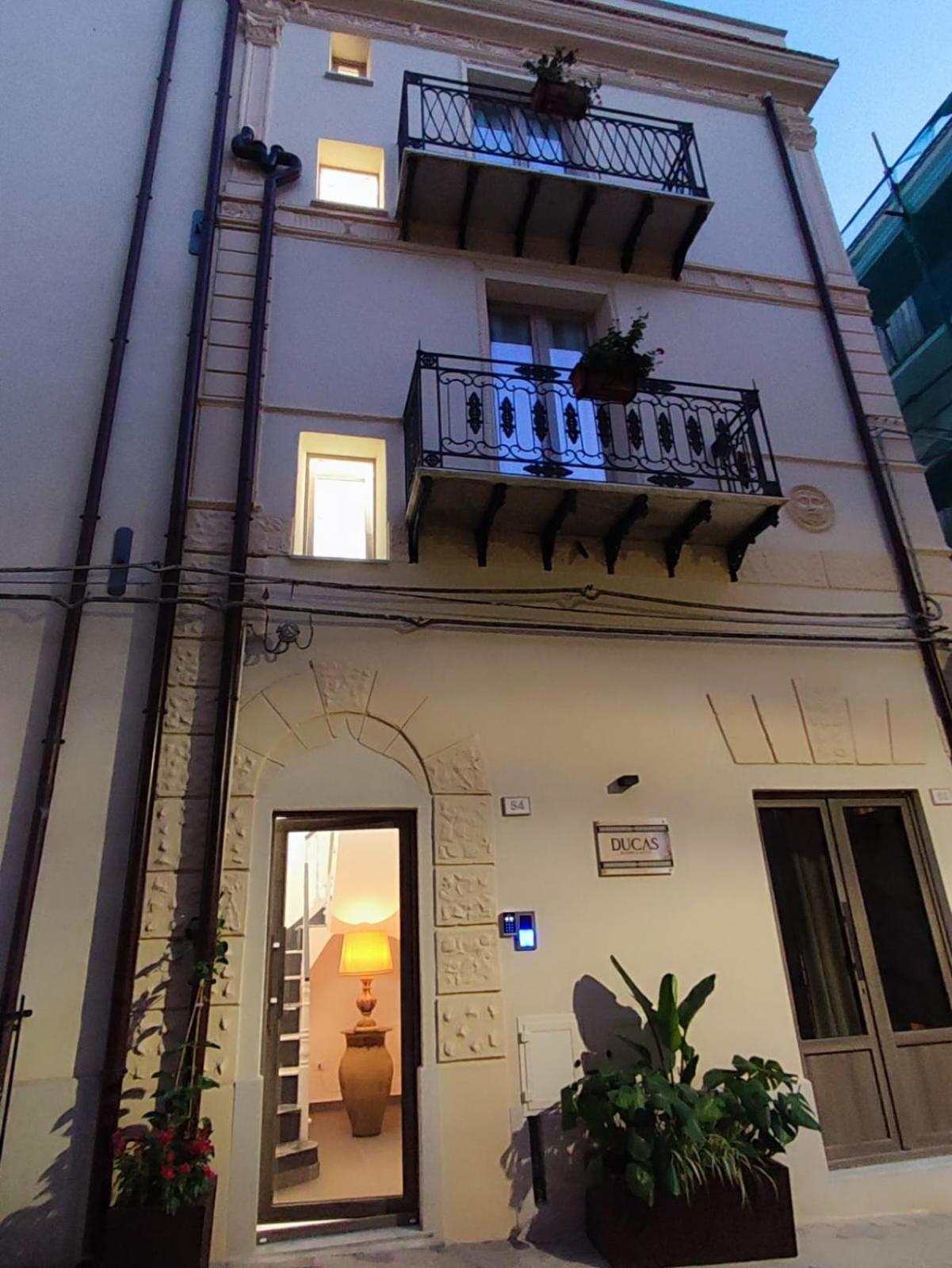 Ducas Rooms And Suite Ласкарі Екстер'єр фото